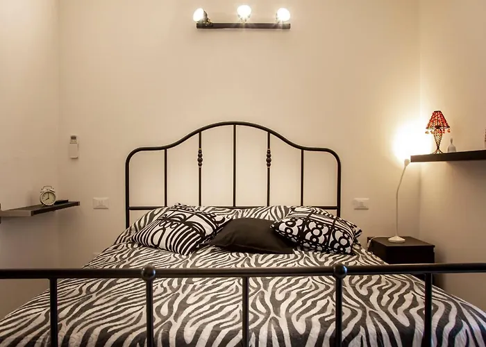Suite Black And Wite
